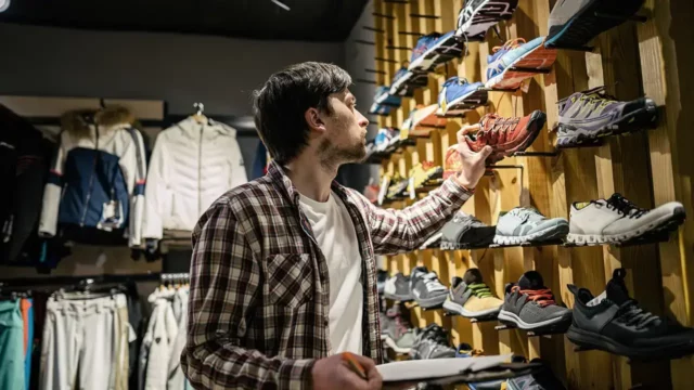 retail manager using retail management software to simplify store operations