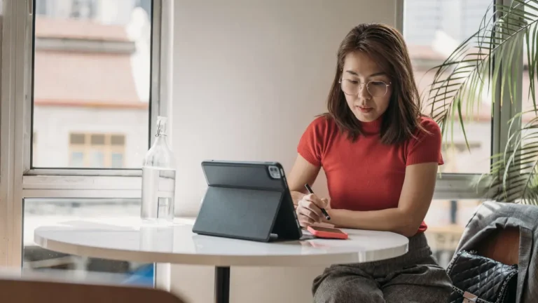 employee researching top 5 ivalua alternatives in 2026