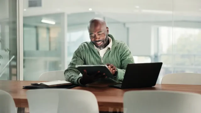 procurement professional researching the different between centralized vs. decentralized purchasing