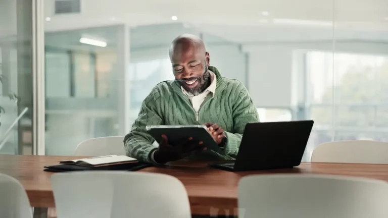 procurement professional researching the different between centralized vs. decentralized purchasing